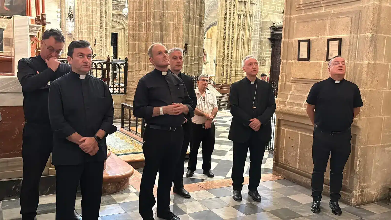 Monseñor José Rico Pavés visita la Iglesia de San Miguel junto a sus Vicarios Episcopales con motivo de la inauguración de su nueva iluminación