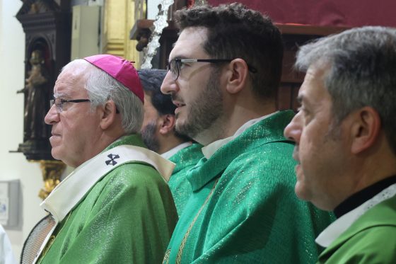 Nuevo altar, ambón y pila bautismal en Dos Hermanas