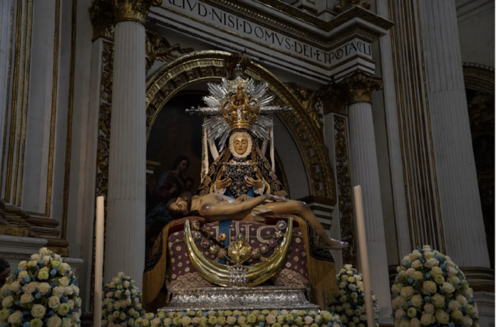 Veneración de los fieles a la Virgen de las Angustias, en la Catedral
