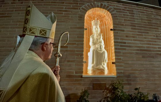 El arzobispo de Sevilla celebra la fiesta de San Juan Pablo II y bendice una imagen de Nuestra Señora de Valme