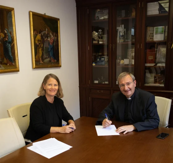 El Cabildo Catedral y el centro suizo Vitrocentre Romont firman un convenio para investigar  las vidrieras del siglo XIV de la Capilla Real