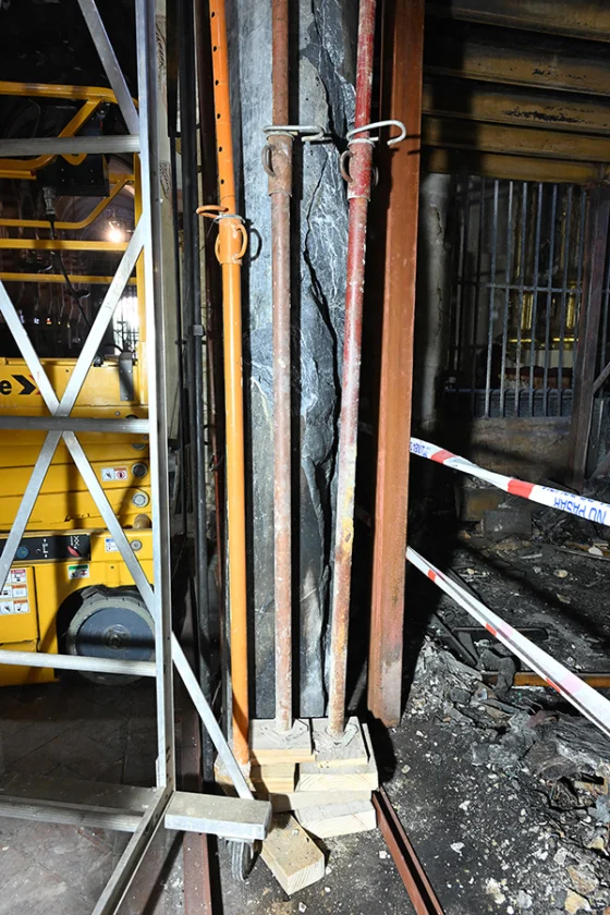 El equipo técnico del Cabildo Catedral sustituye con éxito la columna dañada en el incendio