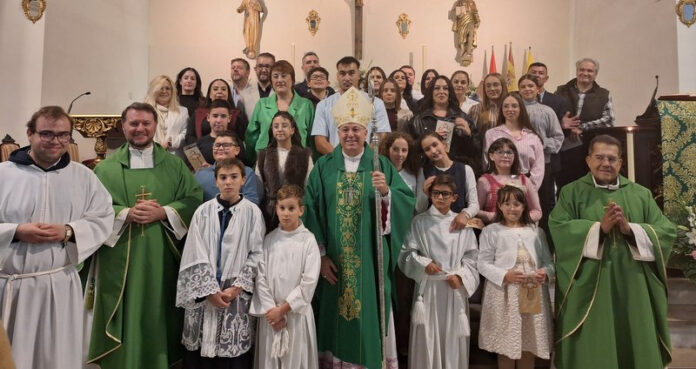 El obispo confirmó a un numeroso grupo de jóvenes y mayores en la parroquia de Santiago de Baza