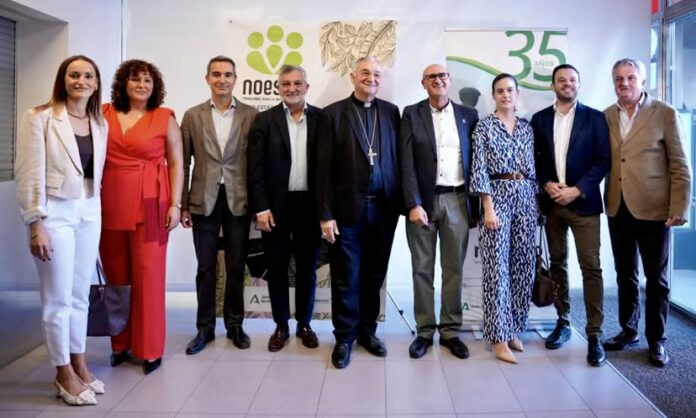 El obispo de Almería acompaña a NOESSO en la celebración de sus 35 años