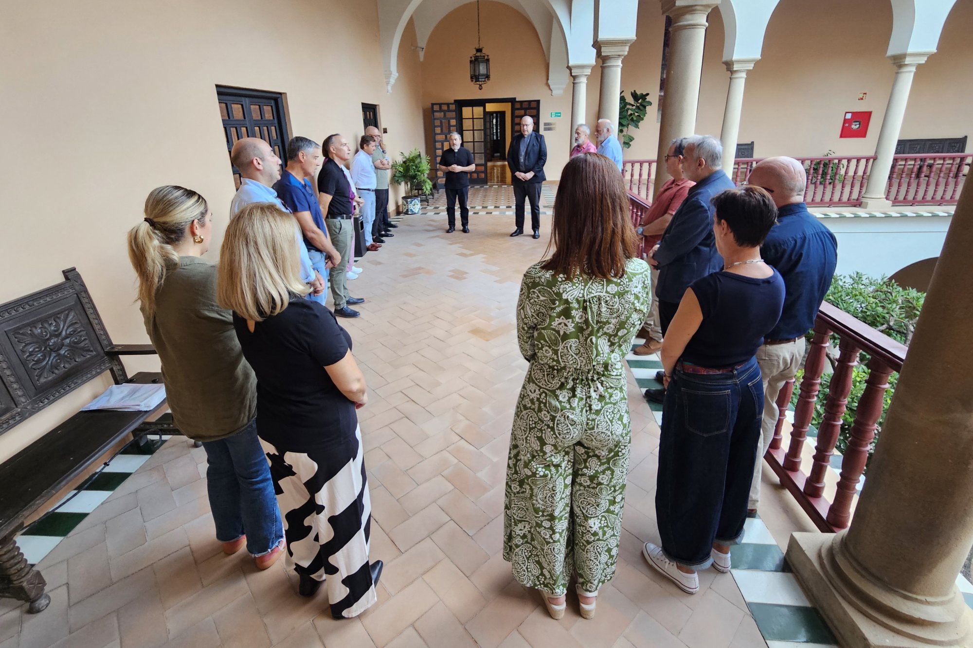 El obispo de Málaga reza junto a los trabajadores de la Curia por la recuperación del papa León XIV