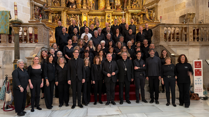El obispo de San Sebastián visita la Capilla Real con el Coro Mariaren Bihotza Abesbatza
