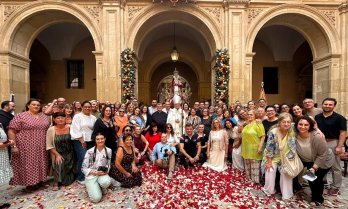El obispo y los trabajadores de la Iglesia diocesana reciben a la Virgen de la Fuensanta en el Palacio Episcopal