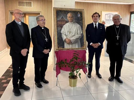 El pintor pontanés Clemente Rivas entrega al Papa León XIV su retrato oficial