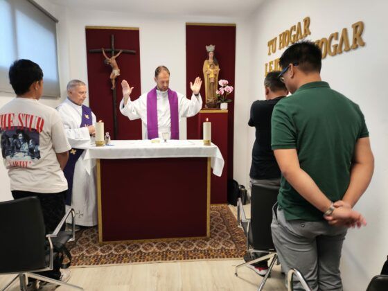 El Stella Maris de Huelva inaugura su capilla con una Eucaristía celebrada para la tripulación de un buque filipino