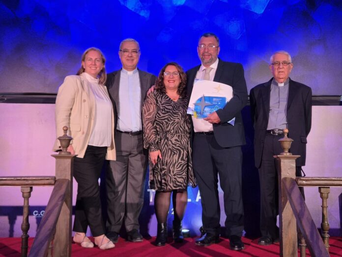 Fano recibe el premio Stella por evangelizar a través de la parroquia, la escuela y la familia