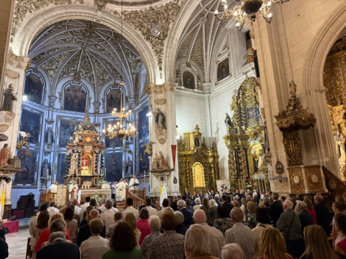 Granada se reúne en torno a la Virgen del Rosario, copatrona
