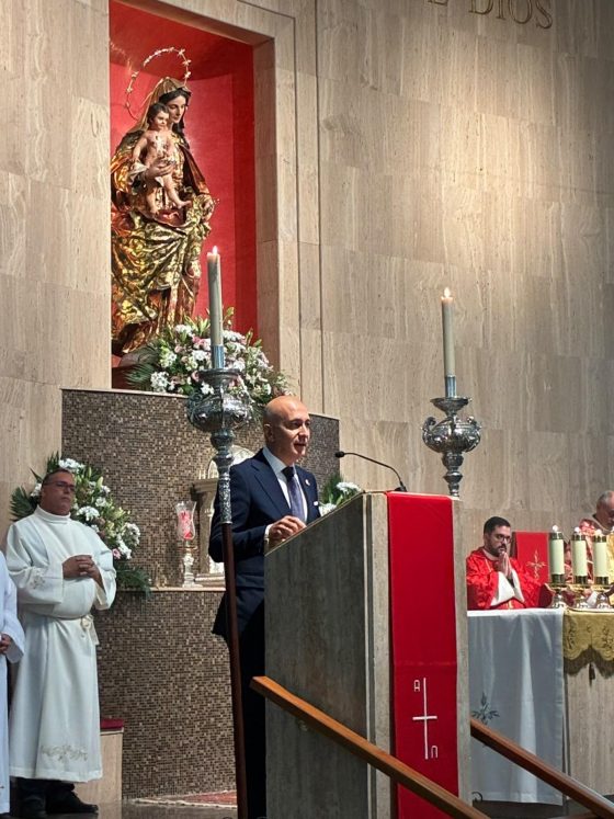 La Parroquia de la Oliva y San José Obrero recibe y bendice un lienzo del Beato (