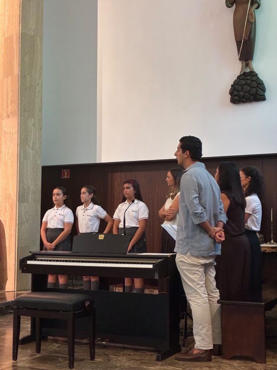 La Parroquia de la Oliva y San José Obrero recibe y bendice un lienzo del Beato (1)