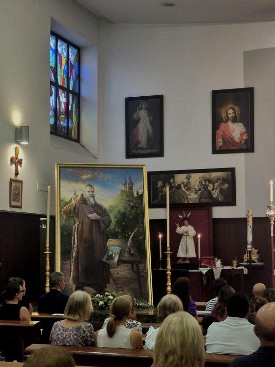 La Parroquia de la Oliva y San José Obrero recibe y bendice un lienzo del Beato ( (4)