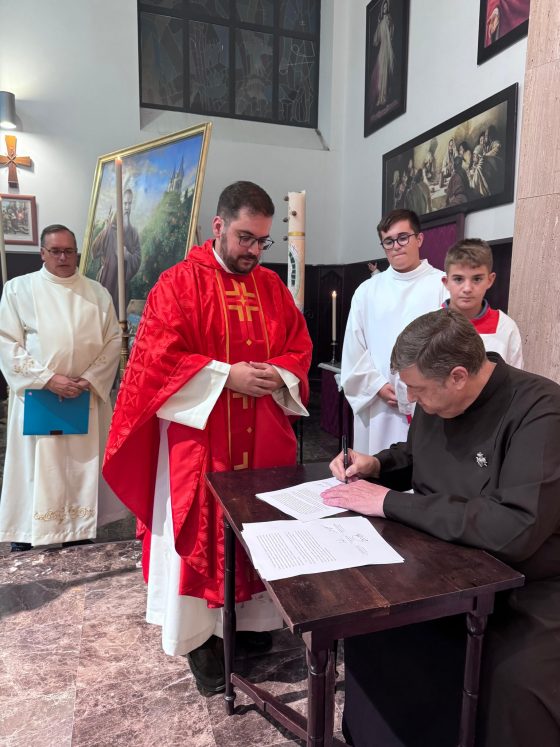 La Parroquia de la Oliva y San José Obrero recibe y bendice un lienzo del Beato ( (7)