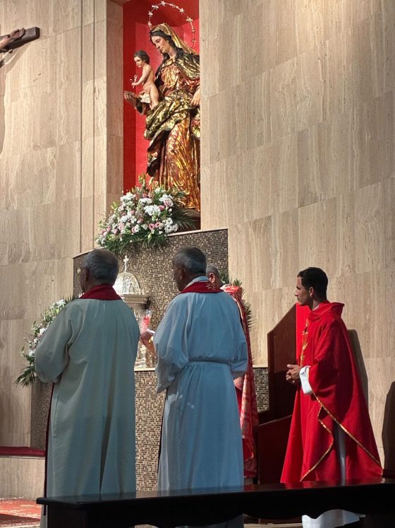 La Parroquia de la Oliva y San José Obrero recibe y bendice un lienzo del Beato ( (10)