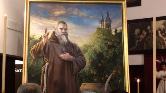 La Parroquia de la Oliva de Dos Hermanas honra al beato Bienvenido María con la bendición de un lienzo donado por los amigonianos