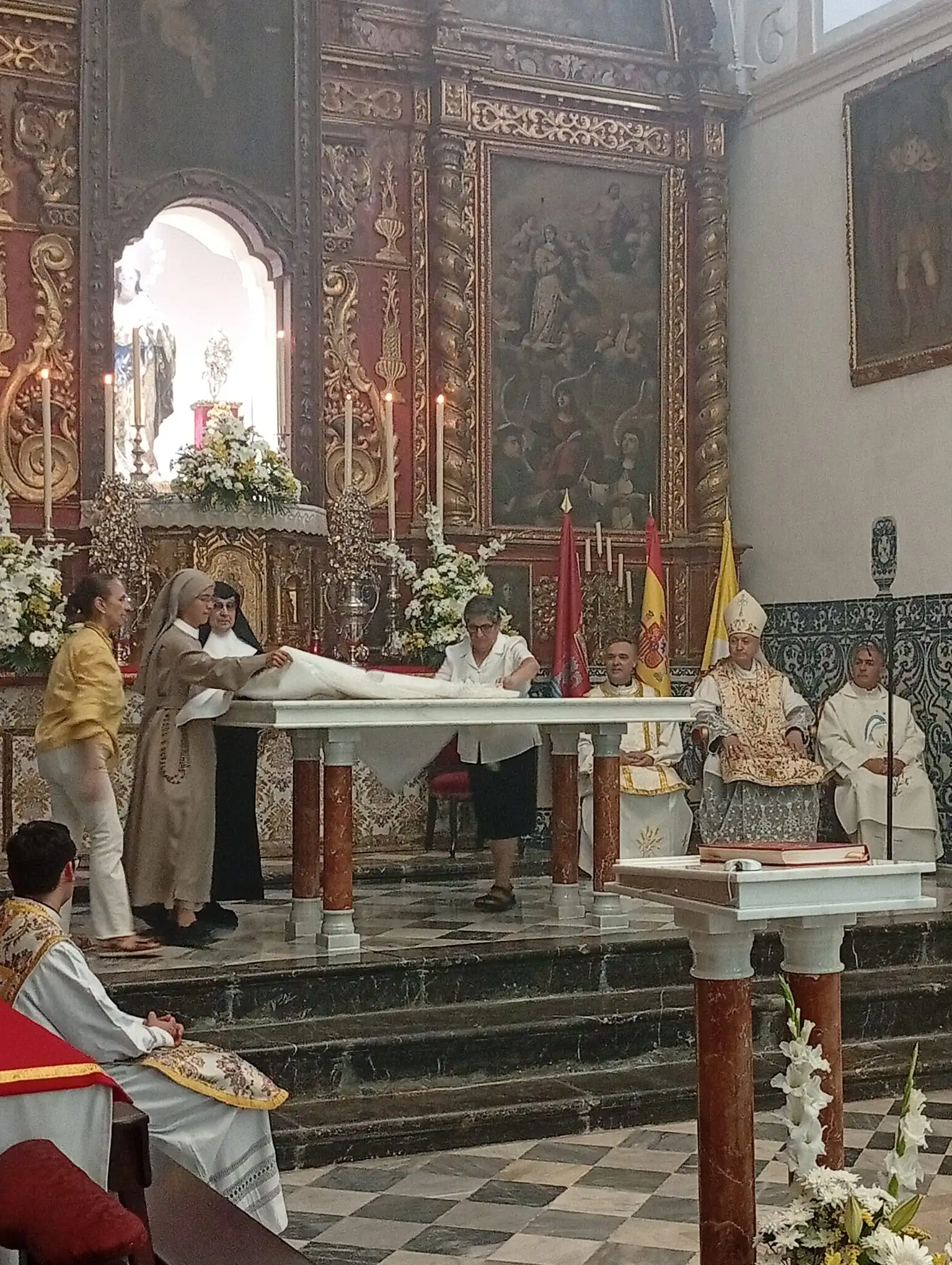 La Parroquia de San Francisco de Arcos culmina su 60 aniversario con la dedicación de un nuevo altar
