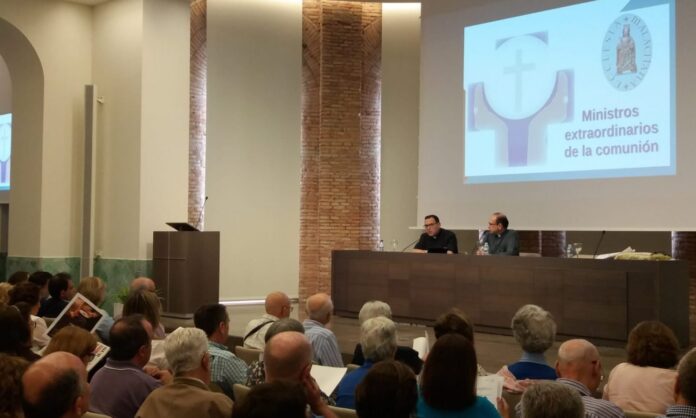 Los ministros extraordinarios de la comunión tienen una nueva cita