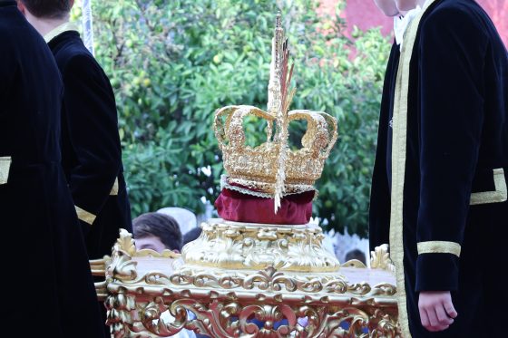 Mons. Saiz corona a la Virgen de las Angustias, de Utrera