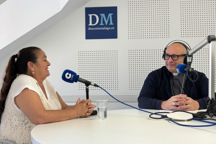 Mons. Satué celebra los 100 años de la radio en Málaga presentando el Espejo Málaga