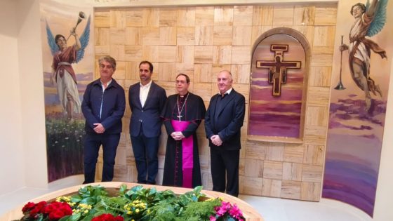Monseñor Teodoro León bendice el nuevo columbario de la Parroquia San José y Santa María de Sevilla