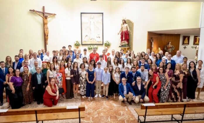 Noventa jóvenes y adultos reciben la Confirmación en Santa María de los Ángeles