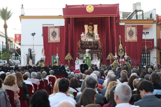 Paradas celebra el medio siglo de la primera salida procesional de la Hermandad del Santo Entierro