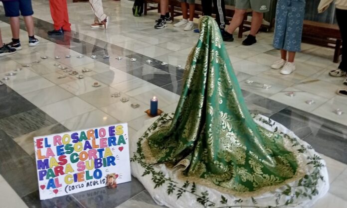 Serón y El Hijate celebran un Rosario de la Luz con los grupos de iniciación cristiana