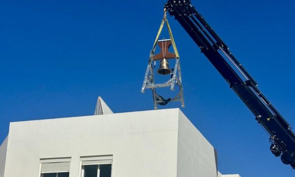 La campana de la Sagrada Familia vuelve a sonar en Almerimar