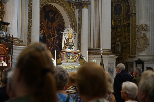 En torno al Altar, los granadinos piden la intercesión de la Virgen de las Angustias